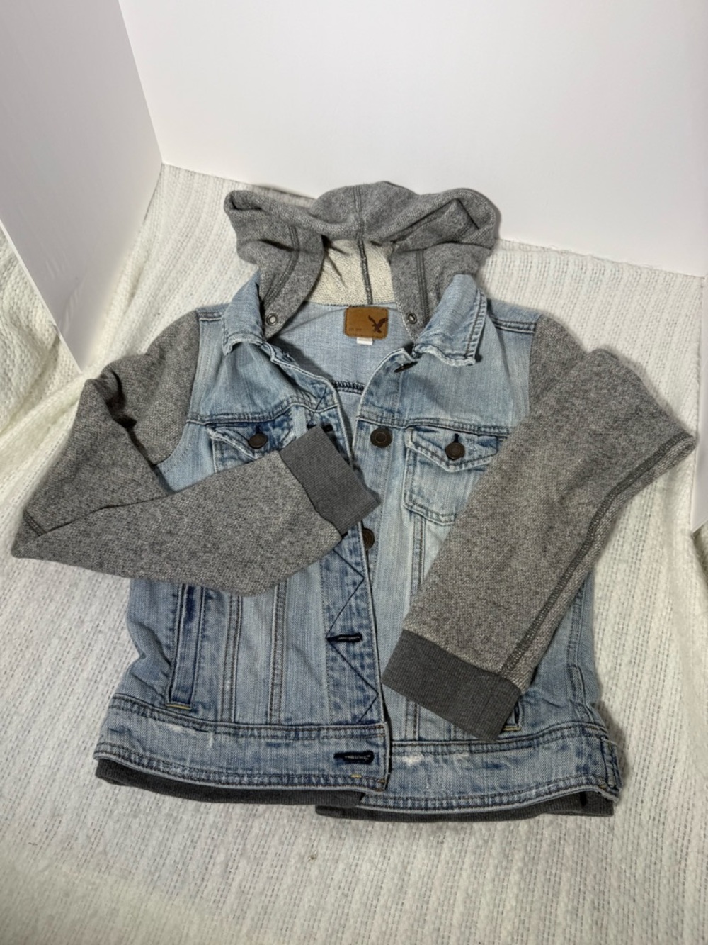 🦅American Eagle Outfitters Light Blue Denim Jacket with Gray Knit Hoodie👖